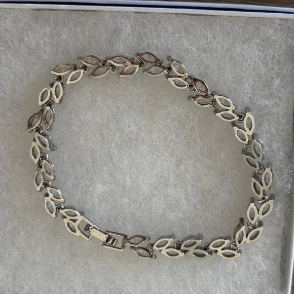 Sterling Silver S925 Tennis Bracelet with Brilliant Marquise Cut Crystals NWOT - Picture 3 of 3